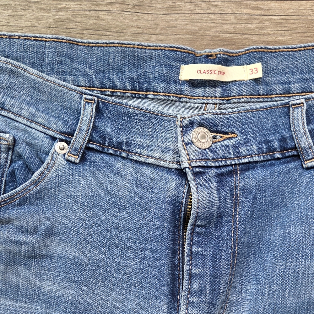 Levi's Women's Light Blue Classic Crop Jeans - Picture 2 of 4